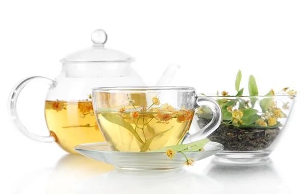 Hervidor de agua y taza de té con tilo sobre fondo de madera de la naturaleza de la mesa — Foto de Stock