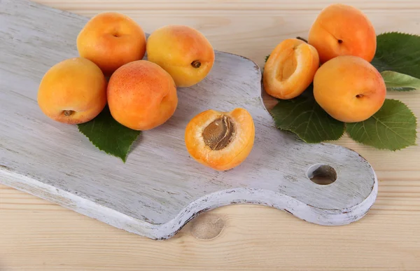 Aprikosen an Bord auf Holztisch — Stockfoto