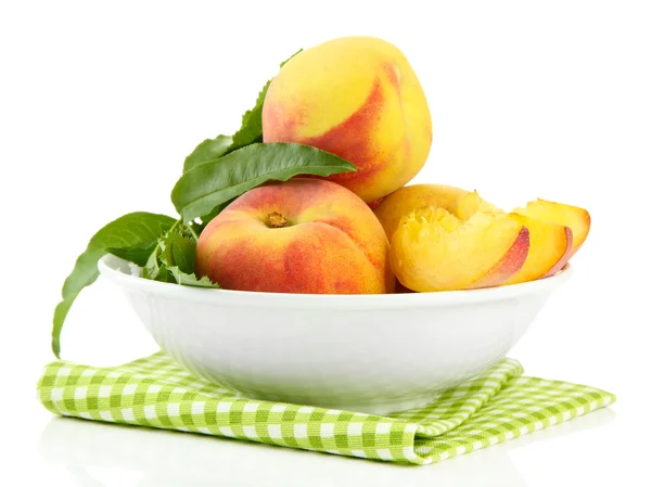 成熟的甜桃子在碗里上白色隔离 — 图库照片