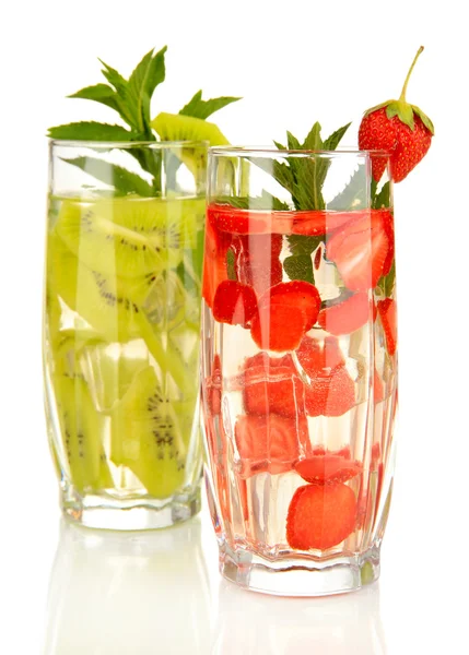 Стаканы фруктовых напитков с кубиками льда изолированы на белом — стоковое фото