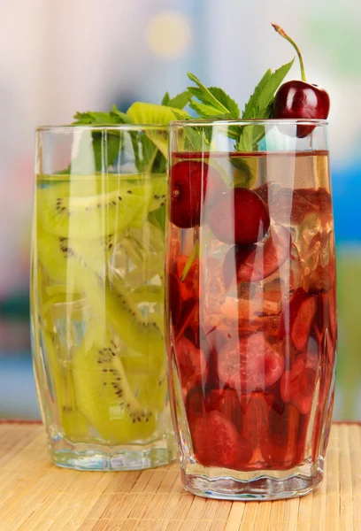 Vasos de bebidas de frutas con cubitos de hielo en la mesa en la cafetería — Foto de Stock