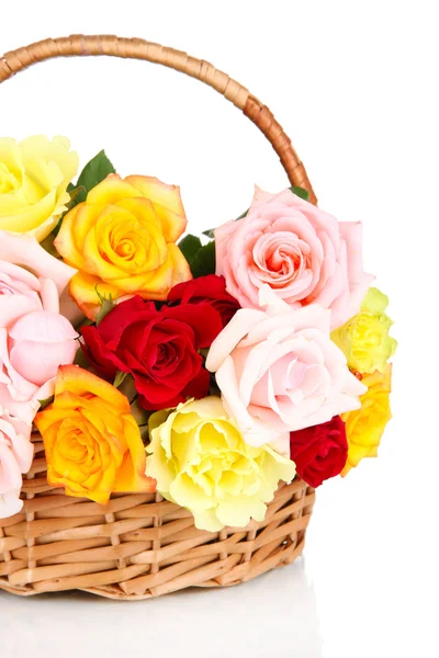 Beau bouquet de roses dans un panier en osier isolé sur blanc — Photo