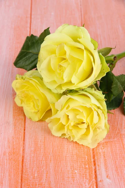 Prachtig boeket rozen op tafel close-up — Stockfoto