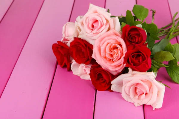 Piękny bukiet róż na stole zbliżenie — Zdjęcie stockowe