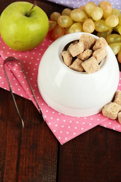 Rohzucker in weißer Zuckerdose auf hölzernem Hintergrund — Stockfoto