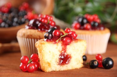 ahşap masa üzerinde meyveleri ile lezzetli muffins