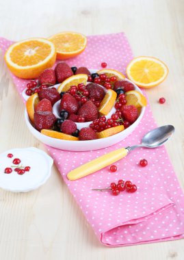 plaka üzerinde ahşap masa yakın çekim yararlı meyve salatası