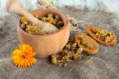 harç ahşap zemin üzerine calendula taze ve kuru çiçekler