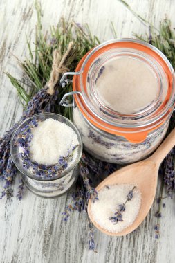 Lavanta şeker ve taze lavanta çiçekleri ahşap zemin üzerine kavanoz