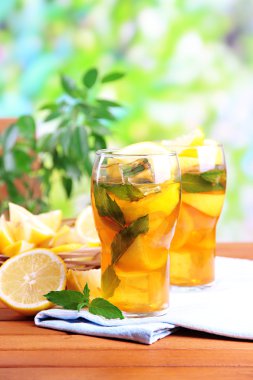 buzlu çay limon ve nane ahşap masa, açık havada