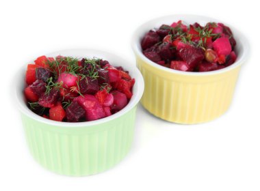 pancar salatası üzerine beyaz izole kase