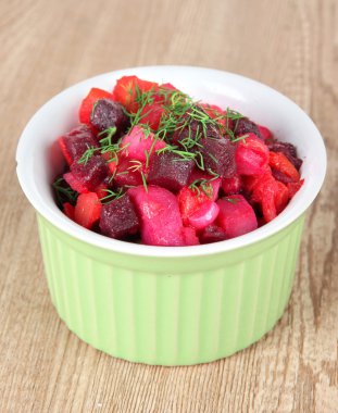 Tablo yakın çekim ıslak zeminde pancar salatası