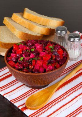 Tablo yakın çekim ıslak zeminde pancar salatası
