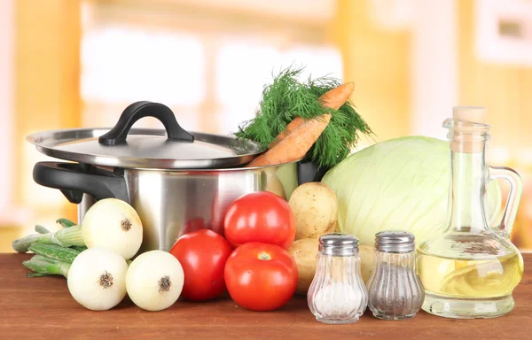 Ingrediënten voor het koken van de soep op tafel in de keuken — Stockfoto