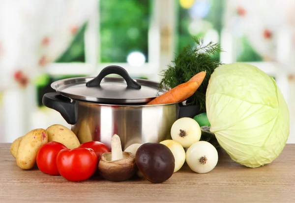 Ingredientes para cocinar sopa en la mesa en la cocina — Foto de Stock