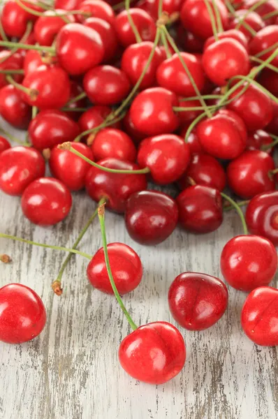 Kirschbeeren auf Holztisch — Stockfoto