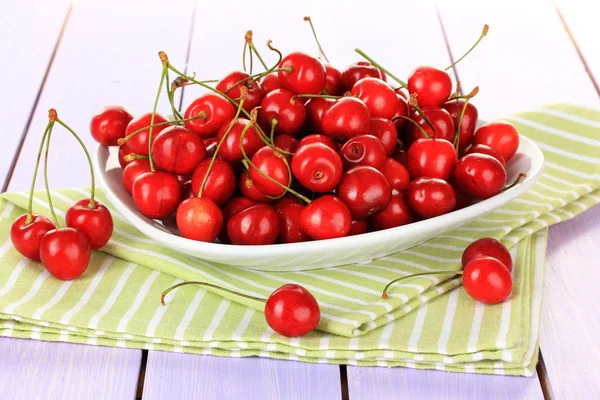 Cherry berries in bowl on wooden table close up — Stock Photo, Image