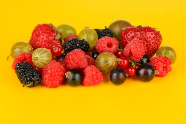 Ripe berries on yellow background — Stock Photo, Image