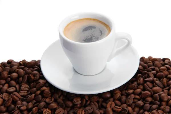 Tasse de café avec grains de café, isolé sur blanc — Photo