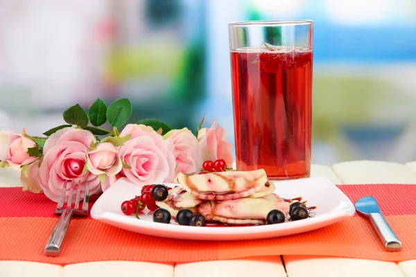 Tasty sweet dumplings with fresh berries on white plate, on bright background — Stock Photo, Image