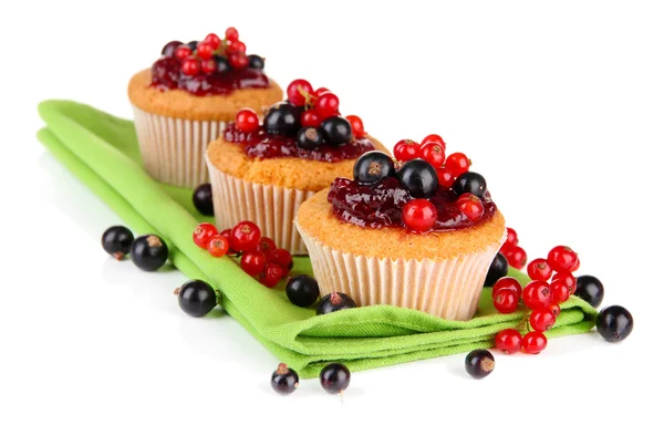 Deilige muffins med bær isolert på hvitt – stockfoto