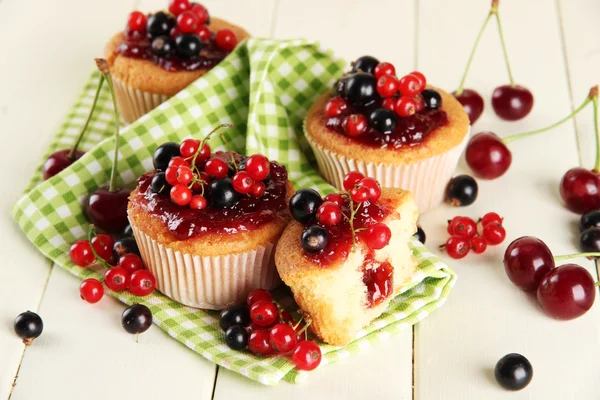 Chutné muffiny s ovocem na bílý dřevěný stůl — Stock fotografie