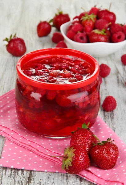 Hausgemachte Beerenmarmelade auf Holztisch — Stockfoto