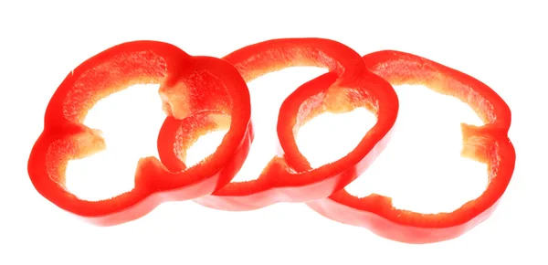 Fatias de pimenta vermelha fresca isoladas em branco — Fotografia de Stock