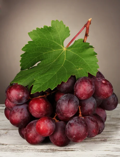 Ripe delicious grapes on table on gray background — Stock Photo, Image