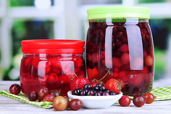 Marmellata di bacche fatta in casa su tavolo di legno su sfondo finestra — Foto Stock