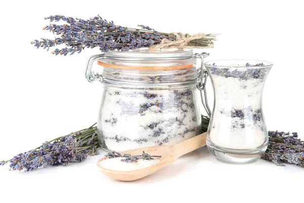 Frasco de açúcar de lavanda e flores frescas de lavanda isoladas em branco — Fotografia de Stock