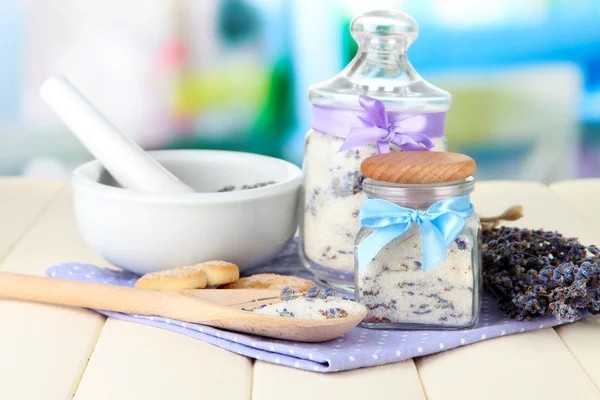 Stilleven met pot van lavendel suiker, mortel en verse lavendel op lichte achtergrond — Stockfoto