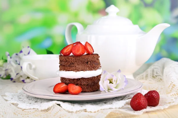 Bolo de chocolate com morango em mesa de madeira sobre fundo natural — Fotografia de Stock