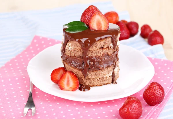 Torta al cioccolato con fragola in tavola primo piano — Foto Stock