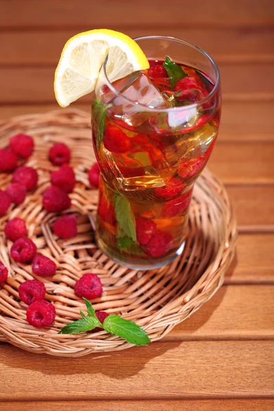 Eistee mit Himbeeren und Minze auf Holztisch — Stockfoto