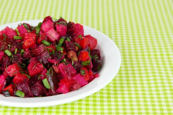 Salada de beterraba em prato na mesa close-up — Fotografia de Stock