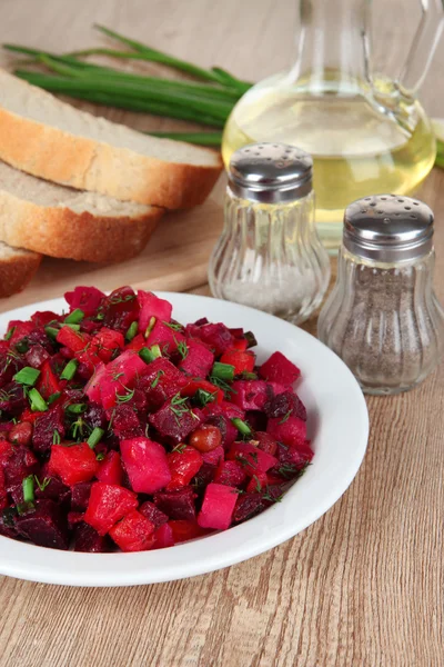 Salade de betteraves dans une assiette sur la table close-up — Photo