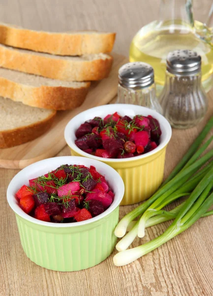 Salada de beterraba em tigelas na mesa close-up — Fotografia de Stock