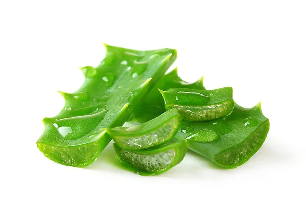 Foglie di aloe con gocce, isolate su bianco — Foto Stock