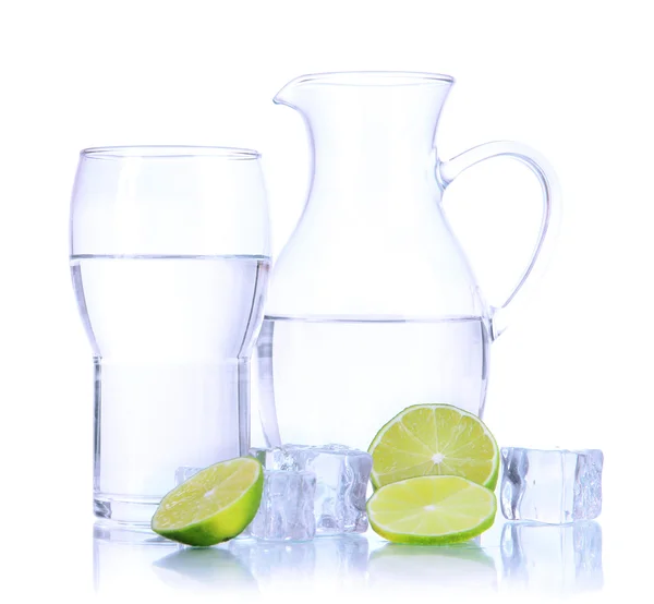 Glas tillbringare med vatten och glas isolerade på vit — Stockfoto