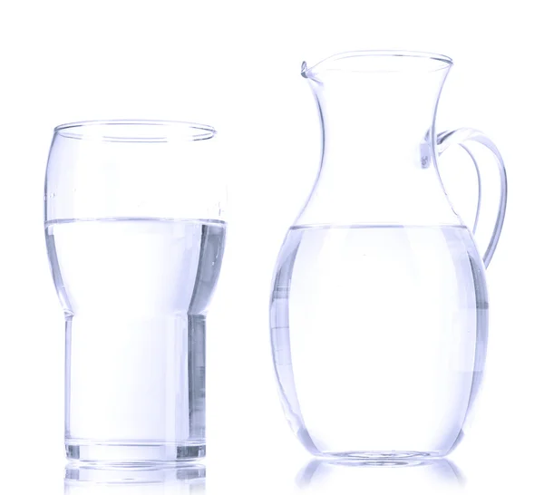 Glaskanne mit Wasser und Glas isoliert auf weiß — Stockfoto