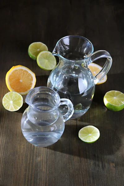 Wasserkrüge aus Glas auf Holztisch in Großaufnahme — Stockfoto