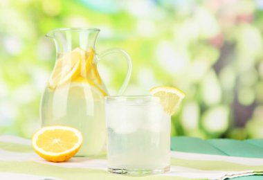 narenciye limonata sürahi ve gözlük doğal zemin üzerine ahşap tablo