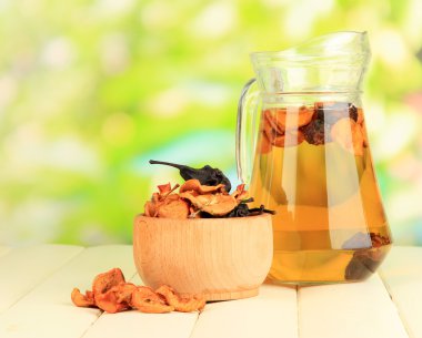 karışık kuru meyve kase ve doğal zemin üzerine ahşap masa üzerinde kurutulmuş meyve kompostosu