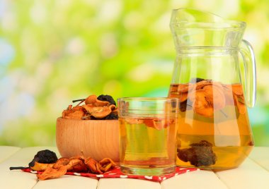 karışık kuru meyve kase ve doğal zemin üzerine ahşap masa üzerinde kurutulmuş meyve kompostosu