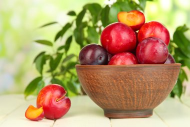 Olgun Erik kase doğal zemin üzerine ahşap tablo