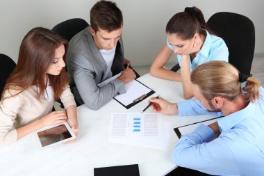 onların proje üzerinde birlikte çalışma office iş takım