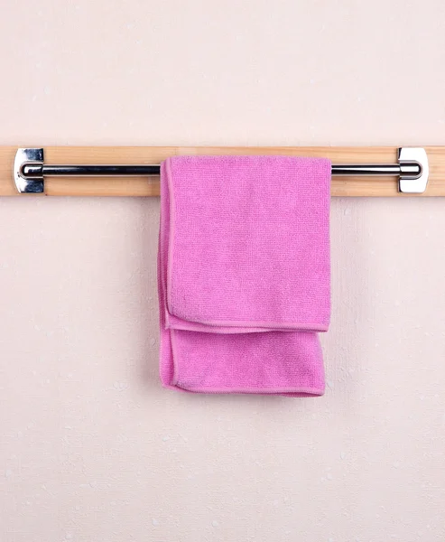 Банное полотенце на перекладине в номере — стоковое фото