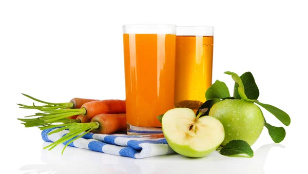 Verres de jus, pommes et carottes, isolés sur blanc — Photo