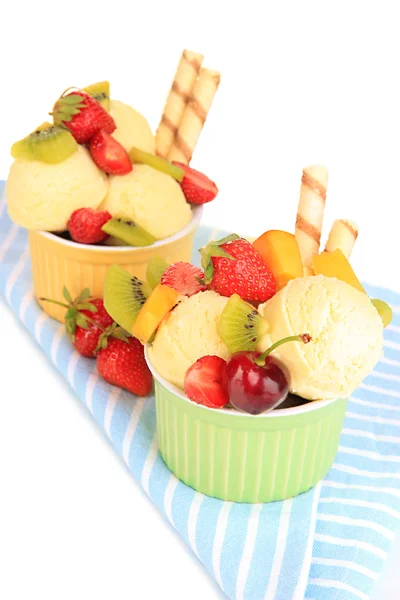 Pyszne lody z owocami i jagody w miska na białym tle — Zdjęcie stockowe